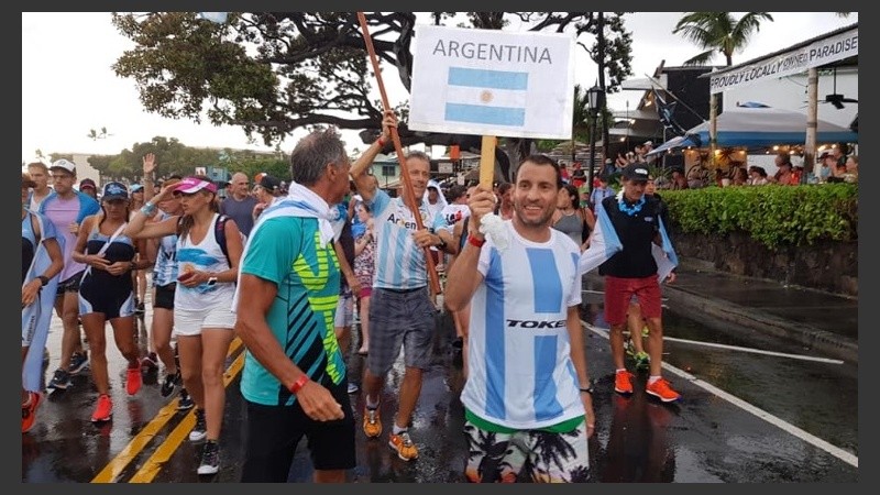 Los atletas rosarinos encabezando la delegación argentina en Hawai. 