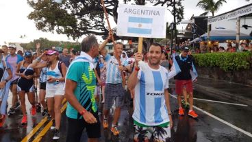 Los atletas rosarinos encabezando la delegación argentina en Hawai.