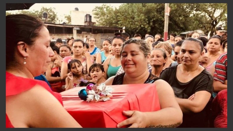 Las cajas navideñas se entregan a familias de barrios carenciados.