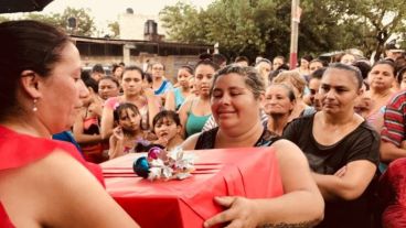 Las cajas navideñas se entregan a familias de barrios carenciados.