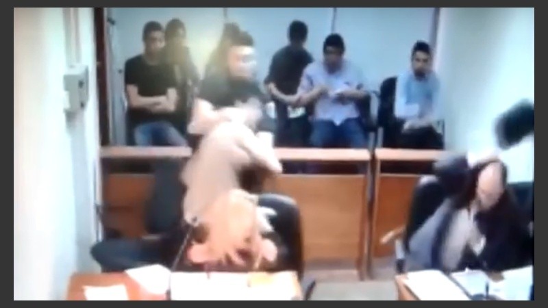 El momento donde el fiscal Loyola fue agredido por el delincuente.