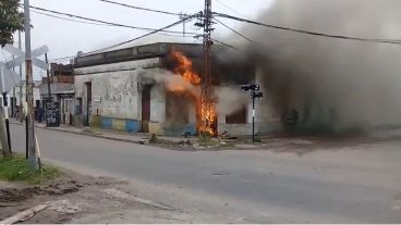 El fuego destruyó el negocio de la esquina.