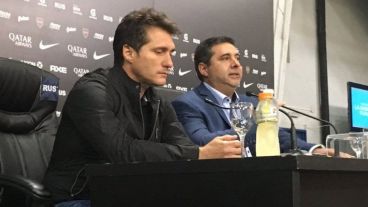 El DT y el presidente realizaron una conferencia de prensa este viernes.