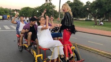 Esmeralda con el grupo "Modo avión" cantando por Palermo.