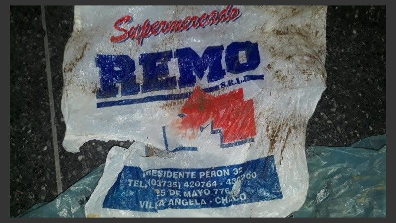 Una bolsa que llegó con el arrastre de la corriente del río desde Chaco.