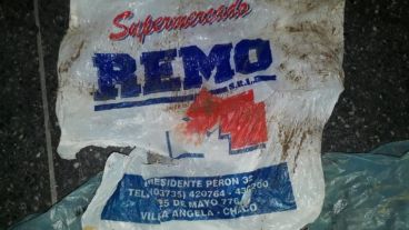 Una bolsa que llegó con el arrastre de la corriente del río desde Chaco.