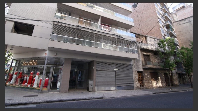 El edificio baleado está casi en la esquina de Montevideo.
