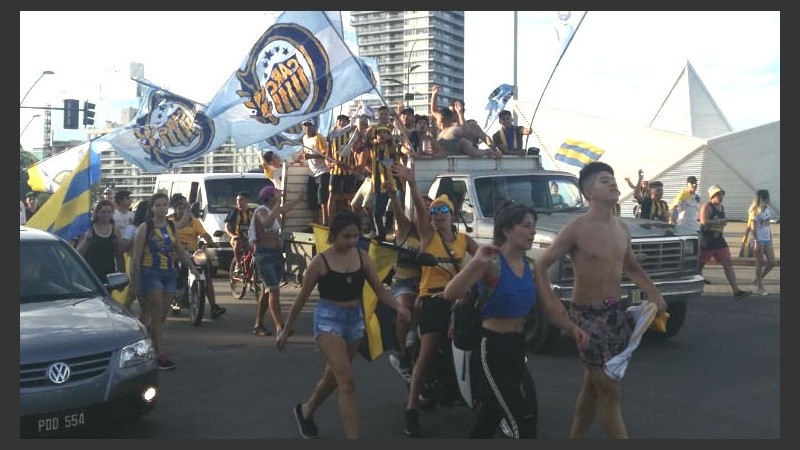 La costanera se tiñó de auriazul.