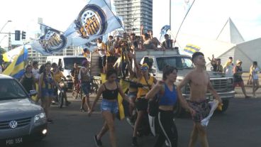 La costanera se tiñó de auriazul.