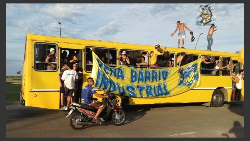 La costanera se tiñó de auriazul.