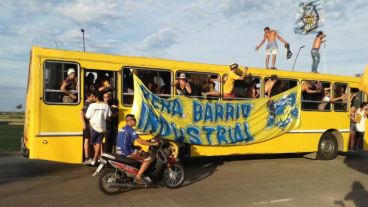 La costanera se tiñó de auriazul.