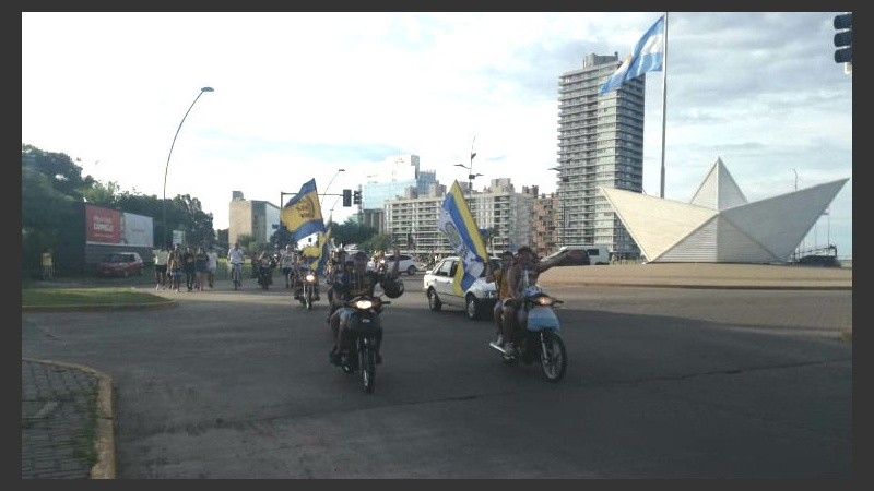 La costanera se tiñó de auriazul.
