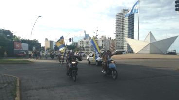 La costanera se tiñó de auriazul.