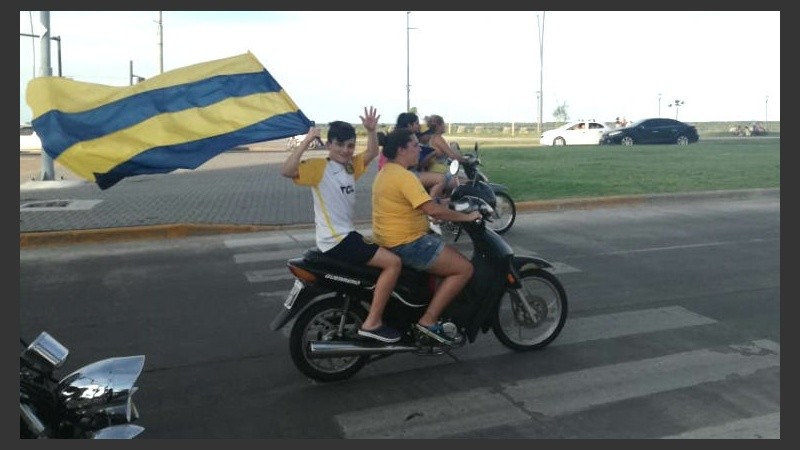 La costanera se tiñó de auriazul.