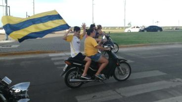 La costanera se tiñó de auriazul.