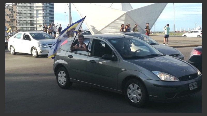 La costanera se tiñó de auriazul.
