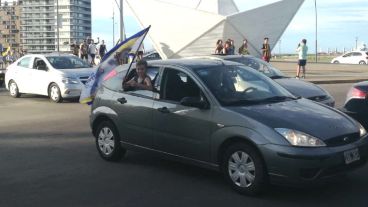 La costanera se tiñó de auriazul.