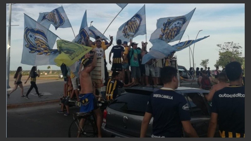 La costanera se tiñó de auriazul.