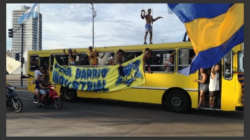 La costanera se tiñó de auriazul.