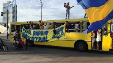La costanera se tiñó de auriazul.