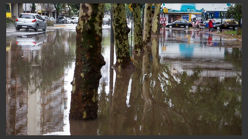 Plaza López con mucha agua acumulada en sus veredas.