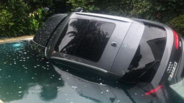 El Audi Q5 en la pileta de la casa.