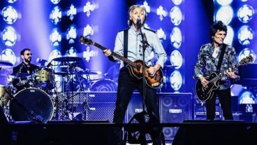 Aprovechando la localía, Ron Wood y Ringo Starr acompañaron a Paul McCartney en el último show del año.