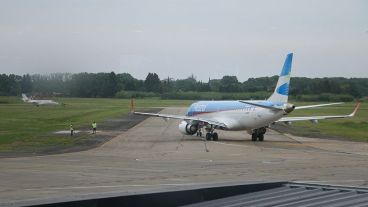 Un avión de Austral partiendo del aeropuerto rosarino.