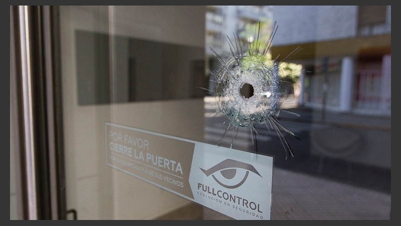 Uno de los impactos de bala en el ingreso del edificio céntrico.