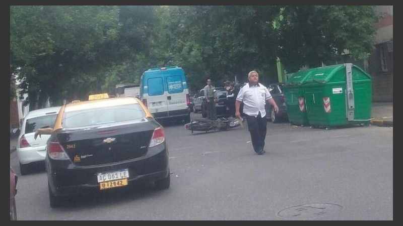 La moto quedó tirada en el piso y el conductor fue atendido por los médicos del Sies. 
