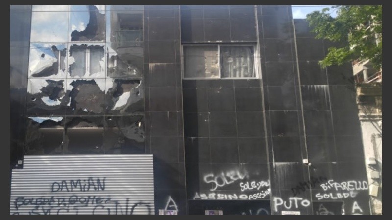 El escrache fue este martes en la clínica de Mendoza al 2000. 