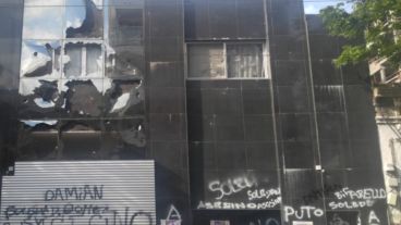 El escrache fue este martes en la clínica de Mendoza al 2000.