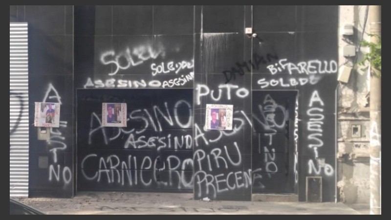 Las pintadas en la fachada de la clínica de Mendoza al 2000. 