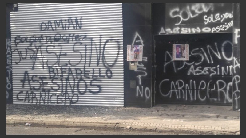 Los familiares manifestaron frente a la clínica de Mendoza al 2000. 