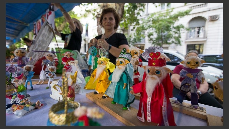 Artesanos muestran sus trabajos en la feria.