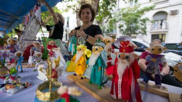 Artesanos muestran sus trabajos en la feria.