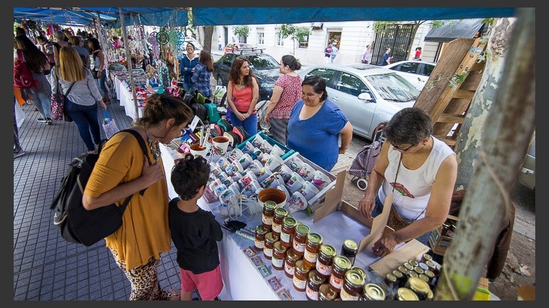 La movida cuenta con decenas de puestos con más de 150 emprendedores.