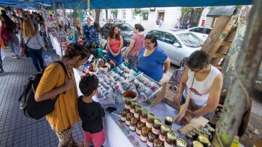 La movida cuenta con decenas de puestos con más de 150 emprendedores.