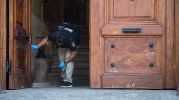 Personal de la PDI constató los impactos en la puerta de madera central del Palacio Vasallo.