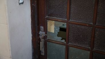 Una de las balas rompió un vidrio en un ingreso.