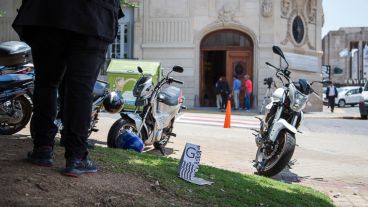 El cartel frente al Concejo dodne fue hallado este miércoles.