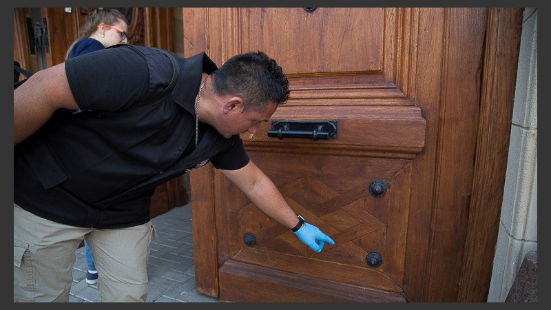 Personal de la PDI constató los impactos en la puerta de madera central del Palacio Vasallo.