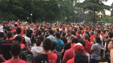 Socios e hinchas expresaron su disconformidad con la gestión.