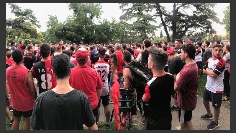 Socios e hinchas expresaron su disconformidad con la gestión.