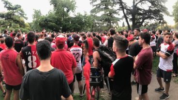 Socios e hinchas expresaron su disconformidad con la gestión.