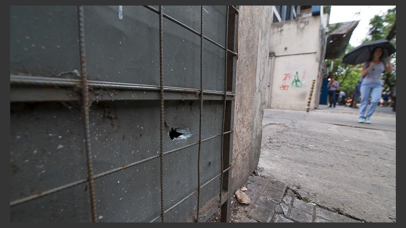 Las marcas que dejó la balacera en distintos edificios. 