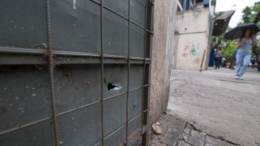 Las marcas que dejó la balacera en distintos edificios.