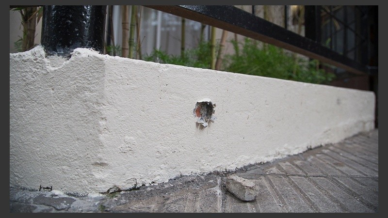 Las marcas que dejó la balacera en distintos edificios. 