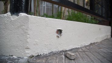 Las marcas que dejó la balacera en distintos edificios.