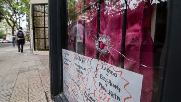 Las marcas que dejó la balacera en distintos edificios.